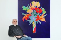 Roland Reiss in front of Unrepentant Flowers (Indigo Blue), 2018_Photo by Eric Minh Swenson